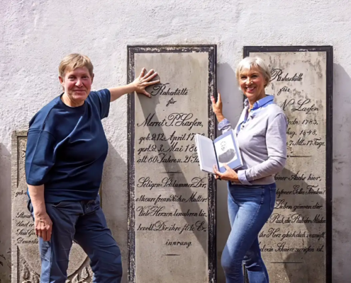 Geschichten, die es in sich haben – Geschichten hinter den Grabsteinen – Susanne Matthiessen und Silke v. Bremen s tellen ihr neues Buch "Wind Wellen Ewigkeit – Geschichte von Sylter Gräbern" vor.