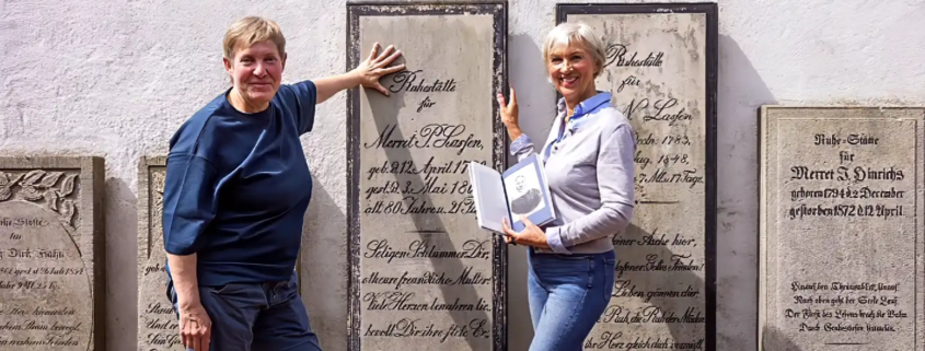 Geschichten, die es in sich haben – Geschichten hinter den Grabsteinen – Susanne Matthiessen und Silke v. Bremen s tellen ihr neues Buch "Wind Wellen Ewigkeit – Geschichte von Sylter Gräbern" vor.